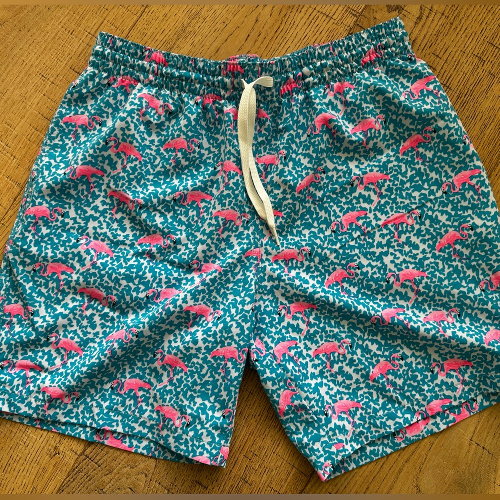 Chubbies Pink and Blue Flamingo swim trunks Shorts men’s M